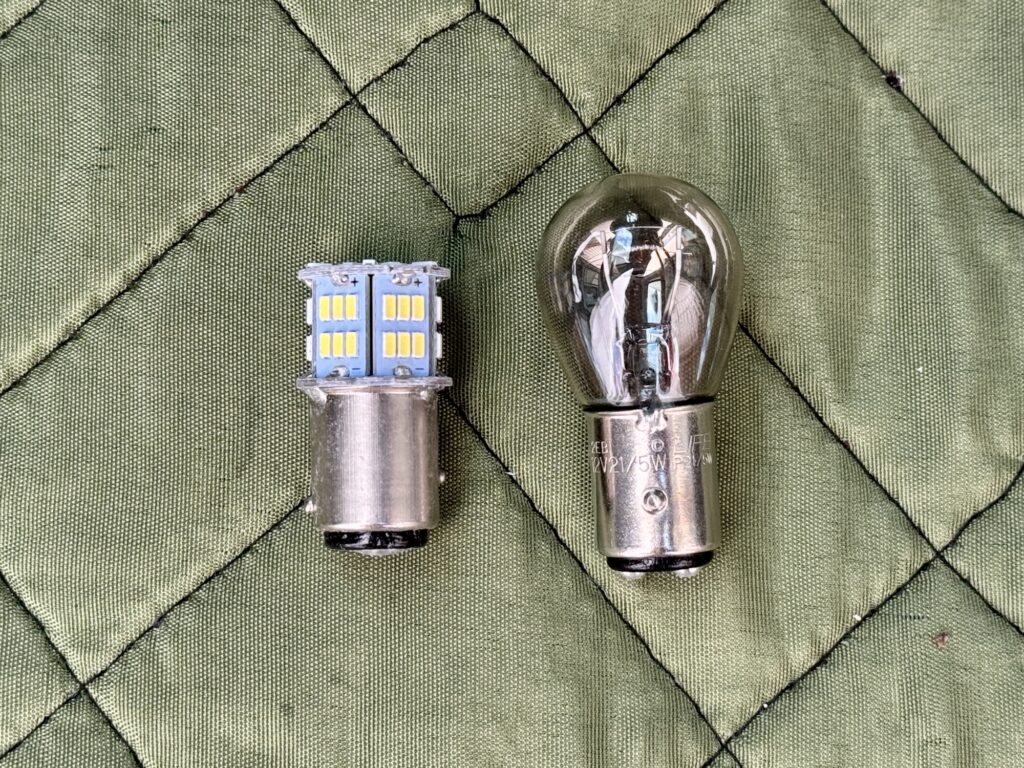 S25ダブル球 白熱電球とLEDの比較