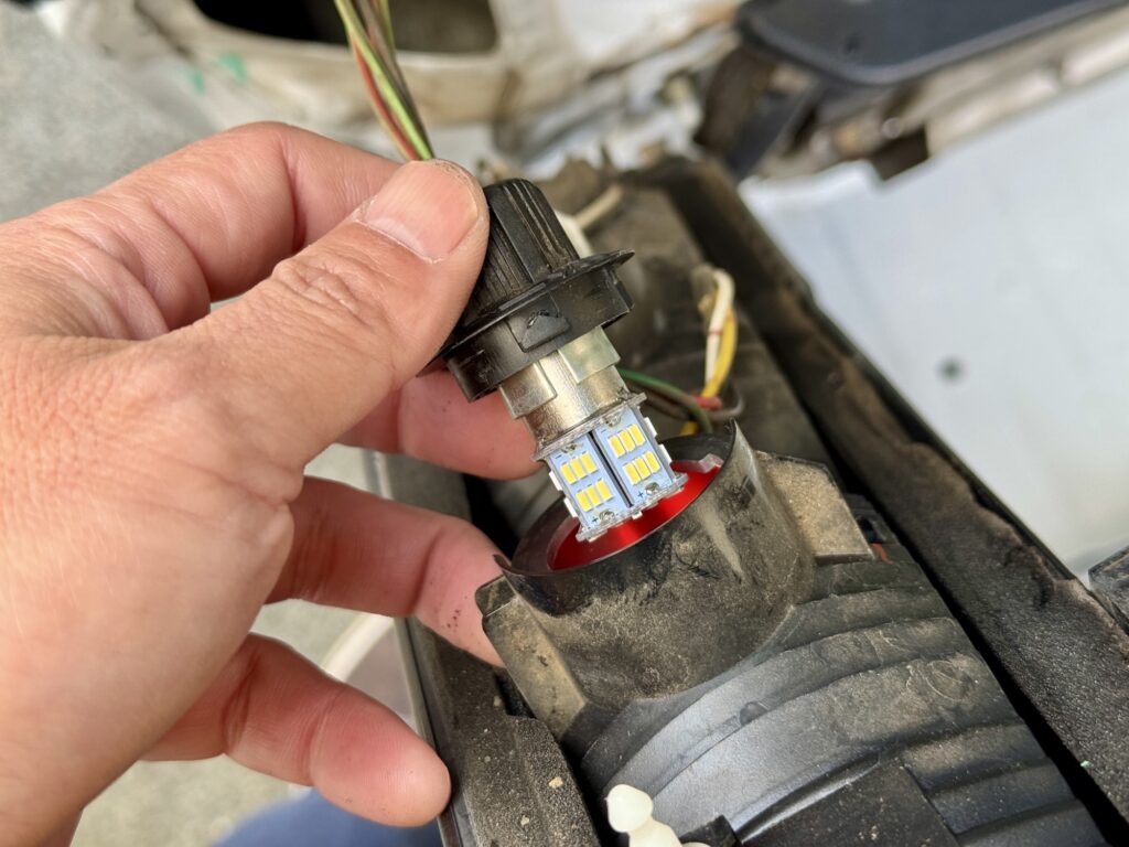 スバル サンバーバン LE-TV2 スモールランプ・ブレーキランプ外し方