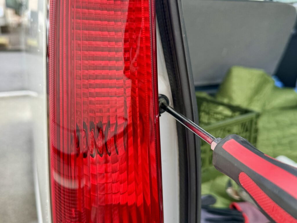 スバル サンバーバン LE-TV2 スモールランプ・ブレーキランプ外し方