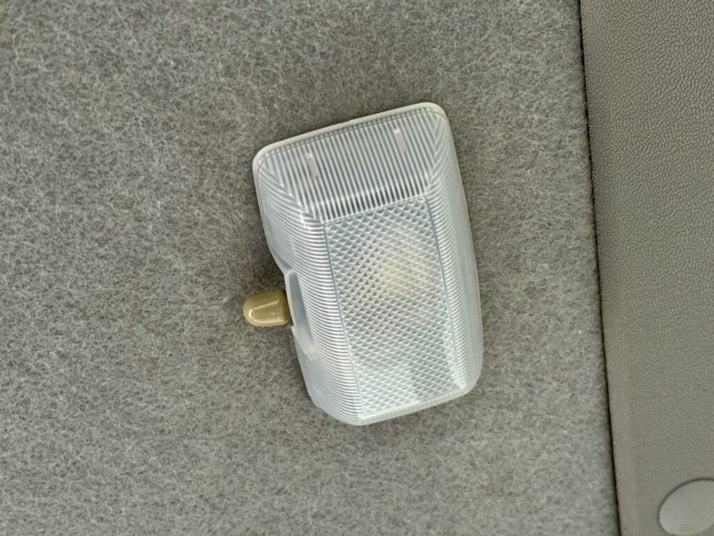 スバル サンバーバン ルームランプカバー 取り付け後