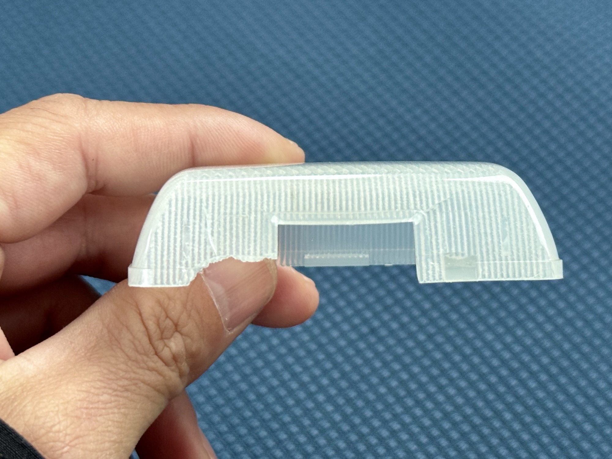 割れてしまったサンバーバンのルームランプカバーを交換